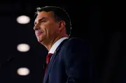 Flávio Bolsonaro defende nos EUA fim de tarifa de 25% sobre produtos brasileiros