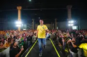 Flávio Bolsonaro diz que 'mulherada' manda no Brasil em meio a crise com Michelle