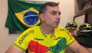Flávio Bolsonaro pede desculpas e convida Michelle para campanha