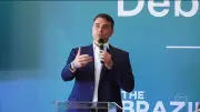Flávio Bolsonaro questiona urnas e cita Smartmatic em evento com embaixadores