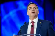Flávio Bolsonaro recalibra discurso sobre tarifaço em audiência nos EUA