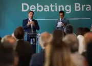 Flávio Bolsonaro recua após citar dado falso sobre urnas a diplomatas