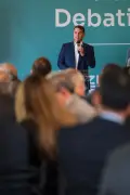 Flávio Bolsonaro repete ataques às urnas eletrônicas e reúne diplomatas