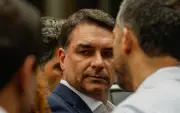 Flávio Bolsonaro repete discurso de Bolsonaro e levanta suspeitas sobre urnas