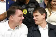 Flávio Bolsonaro vai a convenção do Republicanos para apoiar Tarcísio em SP