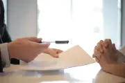 FMI propõe teto para comprometimento da renda com dívidas no Brasil
