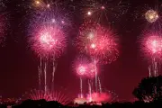 Fogos nos 250 anos dos EUA atrasam 4h por tempestade; maior show da história