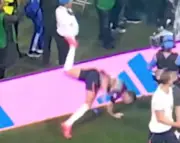 Fora da Copa, Henderson quebra silêncio após cirurgia no braço