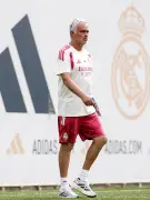Foto de Mourinho 'armado' com prancheta viraliza e rende memes