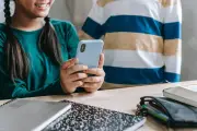 França aprova proibição de redes sociais para menores de 15 anos