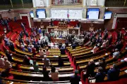 França proíbe menores de 15 anos em redes sociais; lei é aprovada