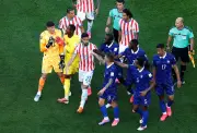 França vence Paraguai por 1 a 0 e avança às quartas; críticas à postura defensiva e a Mbappé