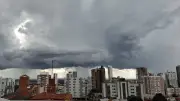 Frente fria avança no Sul e leva risco de temporais ao Paraná, SC e MS