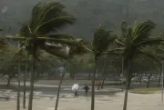 Frente fria traz ventos de até 90 km/h e causa queda de luz no Rio