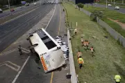 África do Sul: ônibus capota e deixa 16 mortos e 20 feridos