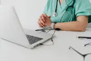 FTC processa Hims & Hers por compartilhamento de dados de saúde com Meta e Snap