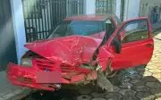 Fuga sem CNH termina em acidente com três carros e prisão em MG
