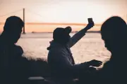 Fugir de fotos em grupo: o que a psicologia revela