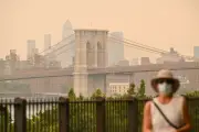 Fumaça de incêndios no Canadá encobre EUA; Europa tem 12 mil mortes