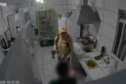 Funcionária agredida em drive-thru joga batata frita em assaltante em Curitiba