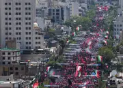 Funeral de Ali Khamenei: milhares se despedem do líder supremo no Irã