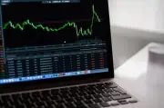 Futuros dos EUA sobem com foco em balanços e IA