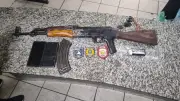 Fuzil AK-47 é apreendido escondido em carga de madeira na BR-304 em Mossoró