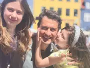 Gabriel Braga Nunes compartilha raros momentos em família na Europa