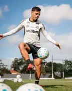 Gabriel Menino assume lateral-direito no Santos e sonha com Seleção