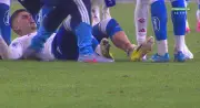 Gabriel Pec sofre entrada violenta e é expulso; Victor Gabriel leva vermelho
