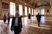 Galeria de Apolo do Louvre reabre após roubo de joias de €88 mi