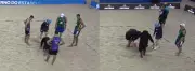 Garrafa enterrada paralisa partida de vôlei de praia em Copacabana