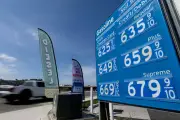 Gasolina nos EUA volta a superar US$ 4 após escalada no Oriente Médio