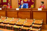 Gavi e Fabián Ruiz recebem tomates equivalentes ao peso em homenagem