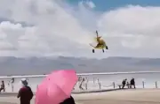Girocóptero cai sobre turistas na China e fere duas pessoas