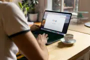 Google mantém liderança em tráfego de busca apesar de avanço de chatbots de IA