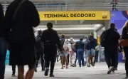 Greve de ônibus no Rio chega ao 3º dia com passageiros sofrendo