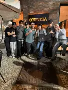Grupo de k-pop NTX mata saudade da Coreia em restaurante no Leblon