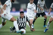 Gustavo Henrique sente lesão na coxa e preocupa o Santos