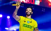 Gusttavo Lima sobe ao palco com filho em Rio Verde e diverte público