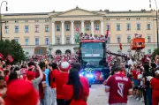 Haaland chega à Noruega com guaxinim empalhado de R$ 3,6 mil após Copa