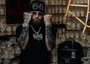 Hades66 ironiza ao vender 'copos de vidro' após ser atingido em show na Espanha
