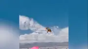 Helicóptero cai sobre banhistas em lago salgado na China
