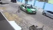 Homem ataca PMs com foice, é baleado e preso no Ceará