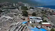 Homem busca irmão em escombros após terremoto na Venezuela