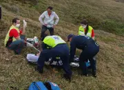 Homem cai de 15 metros ao tentar voar de parapente em Laguna