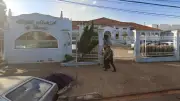 Homem cola olho com supercola e ainda passa álcool no rosto em MG