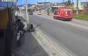 Homem fica ferido ao perder controle de moto e bater em portão em JP