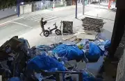 Homem furta bicicleta elétrica e notebooks em loja de Maricá