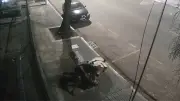 Homem morto a facadas em Vitória; suspeito foge e câmera registra ataque